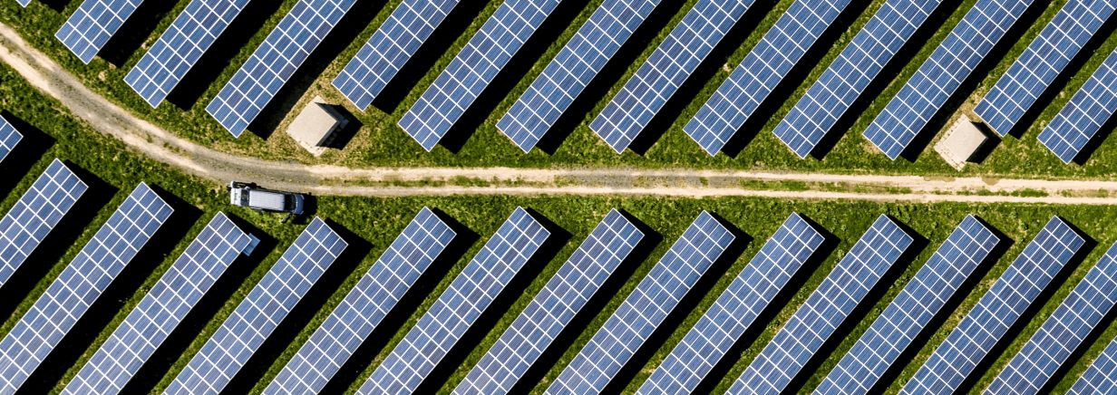 Himmelblick auf einen Solarpark