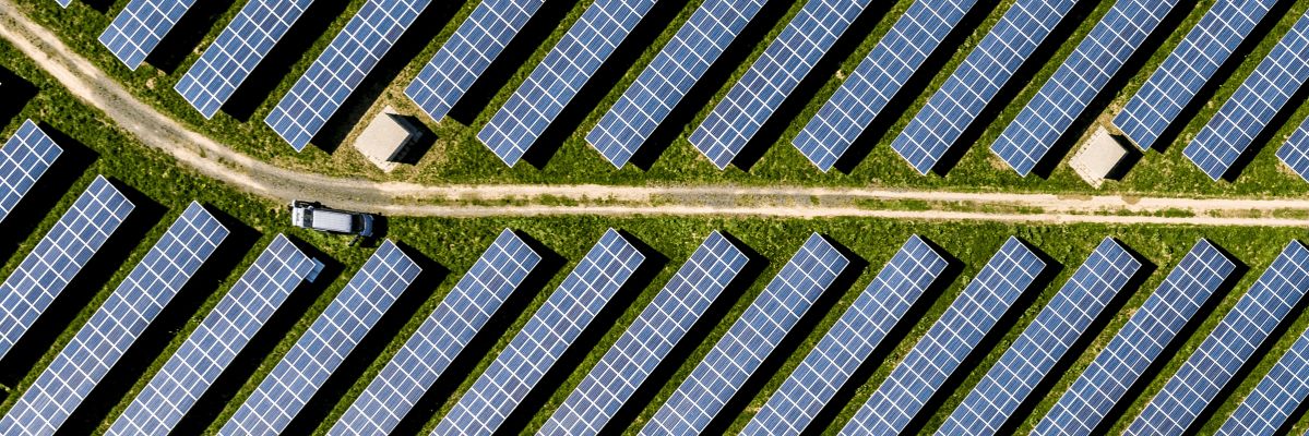 Himmelblick auf einen Solarpark