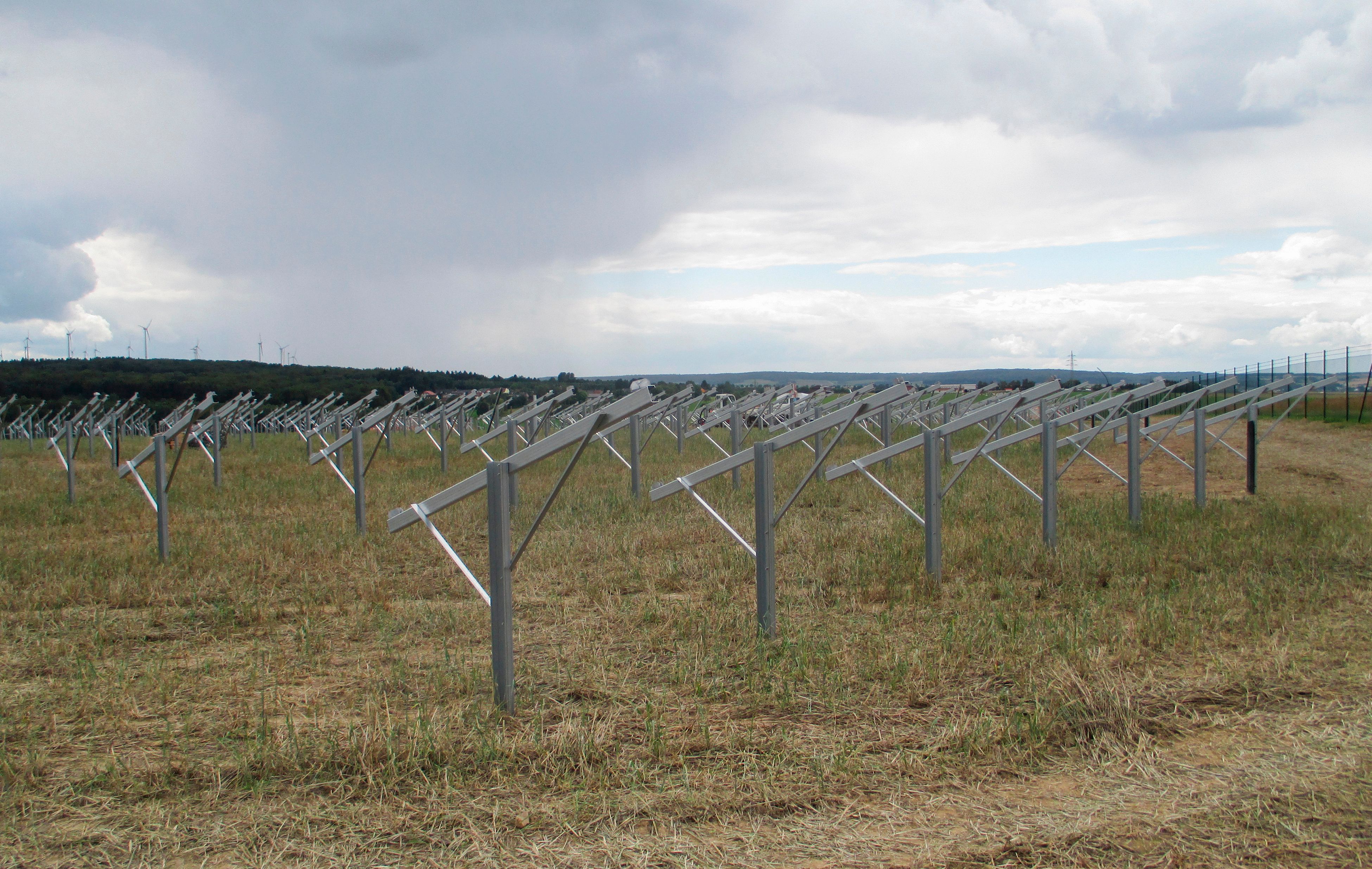 Pfähle für Solarmodule in einem Solarpark